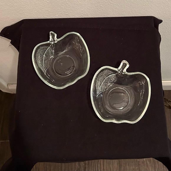 Two 5” Apple dishes leaves etched on. KIG Indonesia. - Picture 3 of 11